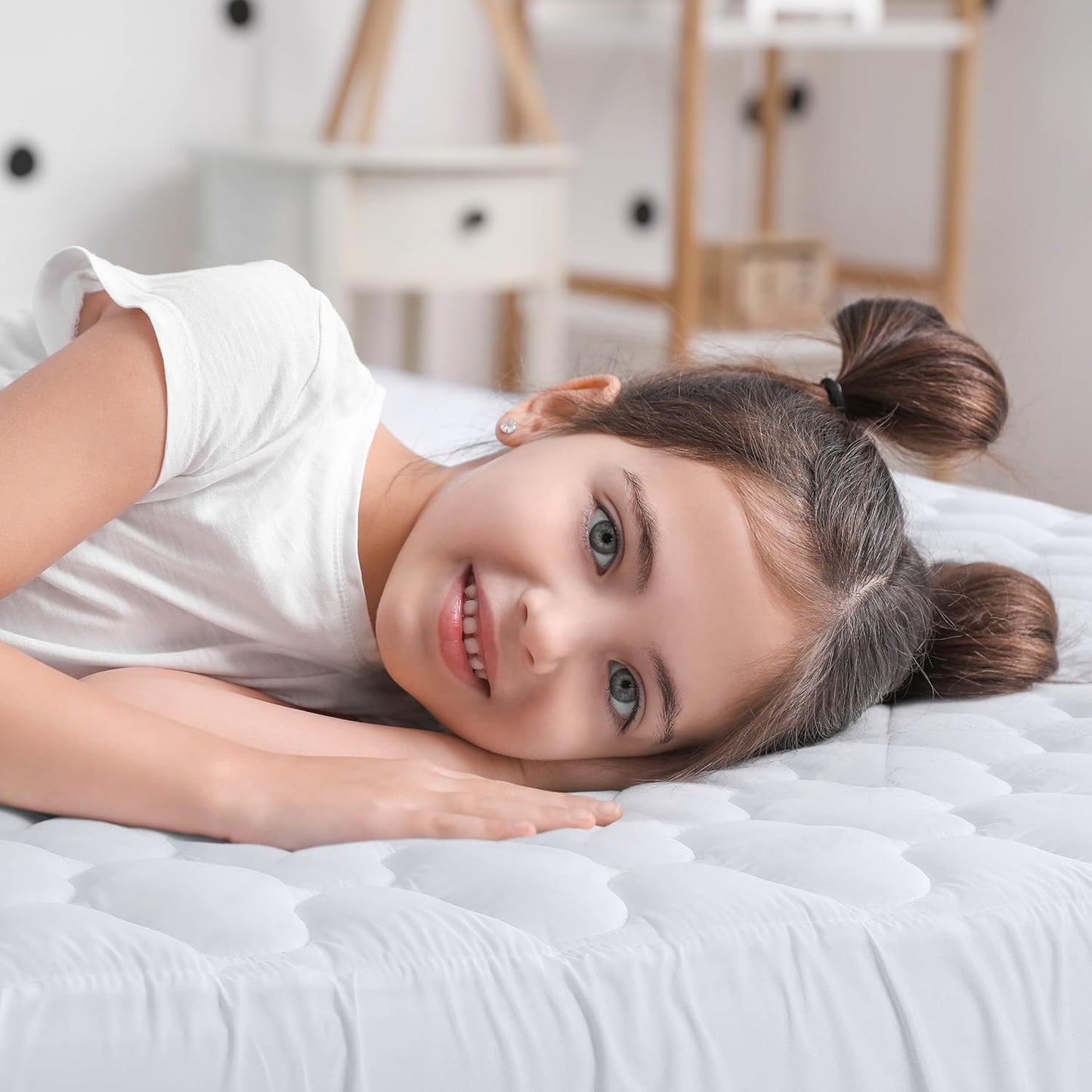Utopia Bedding Waterproof Mattress Protector - Noiseless Quilted Fitted Cover for Queen Size (White)
