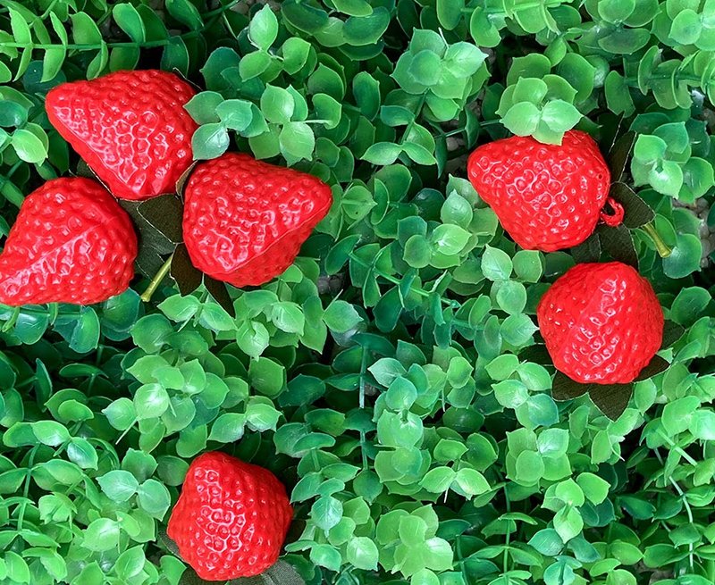 Aliotech 18PCS Plastic Artificial Red Strawberries Fake Lifelike Simulation Realistic Strawberry Artificial Fruits Decoration Photography Prop for Home Kitchen Decoration