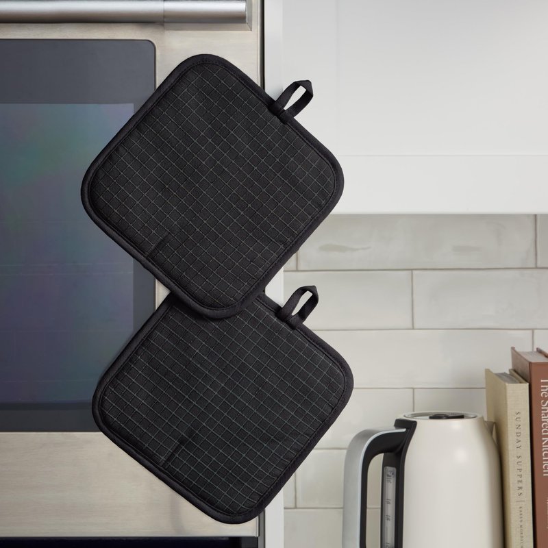 KITCHENAID Gourmet Series Gridlines Pot Holders 2-Pack Set, Heat Resistant up to 600°F, Soft Silicone Grip, Magnetic Cuff, Matte Black, 8"x8"